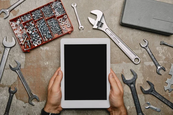 Visão recortada do trabalhador usando tablet digital na mesa com diferentes ferramentas de carpintaria — Fotografia de Stock