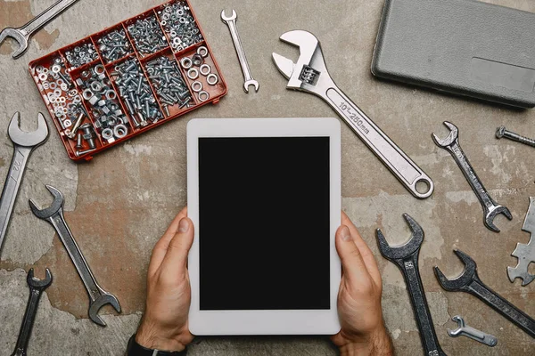 Ausgeschnittene Ansicht des Arbeiters mit digitalem Tablet auf dem Tisch mit verschiedenen Tischlerwerkzeugen — Stockfoto