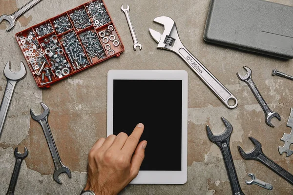 Vista parcial do trabalhador usando tablet digital na mesa com diferentes ferramentas de carpintaria — Fotografia de Stock