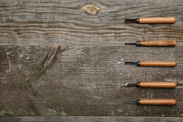 Vue du dessus de cinq outils de fichiers de menuiserie sur fond en bois — Photo de stock