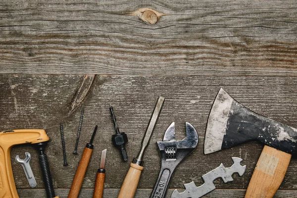 Vista superior de várias ferramentas de carpintaria em fundo de madeira — Fotografia de Stock