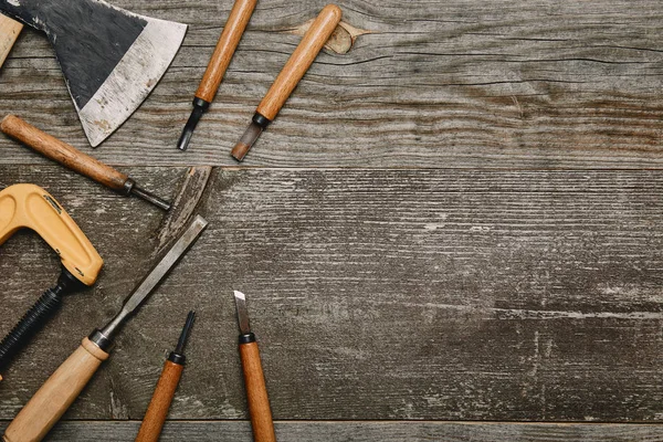 Vista superior de várias ferramentas de carpintaria em fundo de madeira — Fotografia de Stock