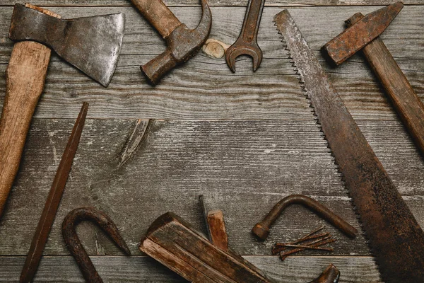 Vue de dessus de divers outils sur fond en bois — Photo de stock