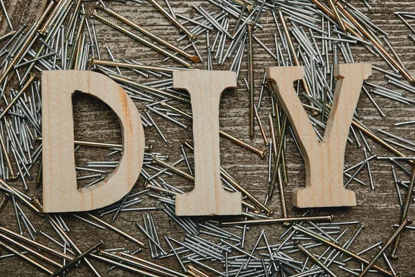 Draufsicht auf Holzschild und verschiedene Nagelwerkzeuge auf Holztisch — Stockfoto