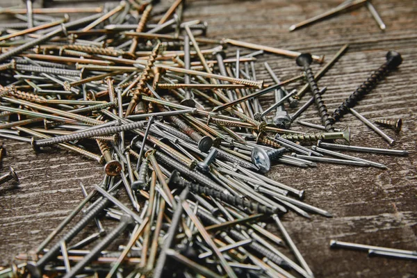 Nahaufnahme von Nägeln und Schrauben Werkzeuge auf Holztisch — Stockfoto