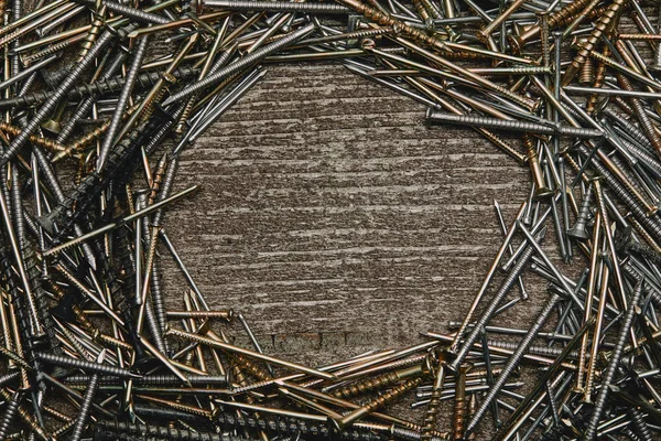 Vue du dessus des clous disposés sur une table en bois — Photo de stock