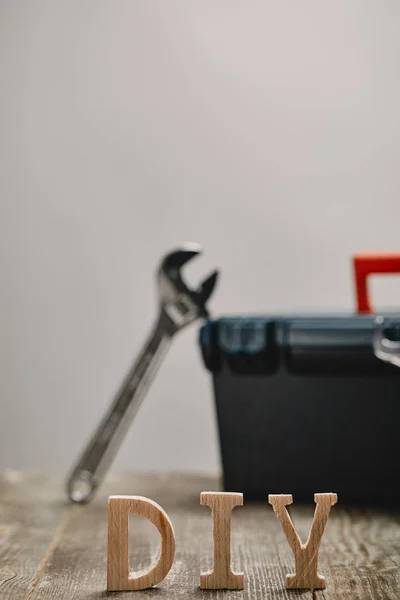 Faites-le vous-même signer sur la table en bois sur le fond de l'outil et boîte à outils — Photo de stock