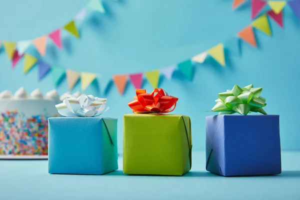 Cadeaux sur fond bleu avec bruant coloré — Photo de stock