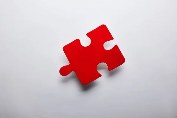 Vue du haut du symbole de solution de problème de puzzle rouge sur fond gris — Photo de stock