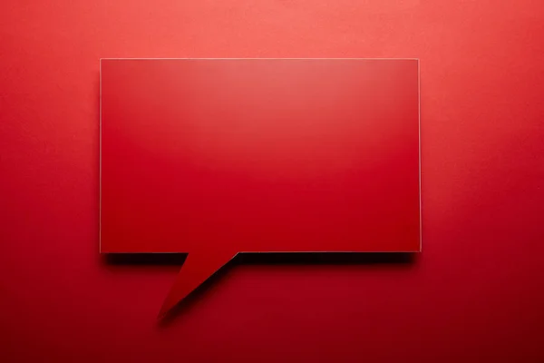 Bolla di discorso vuota in colore rosso su sfondo rosso — Foto stock