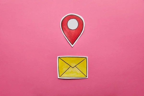 Жовтий поштовий знак з червоним геолокацією на рожевому фоні — стокове фото