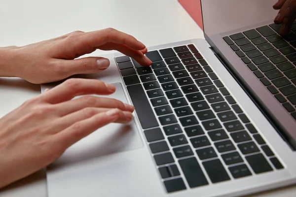 Primer plano de las manos de la mujer escribiendo en el teclado portátil - foto de stock