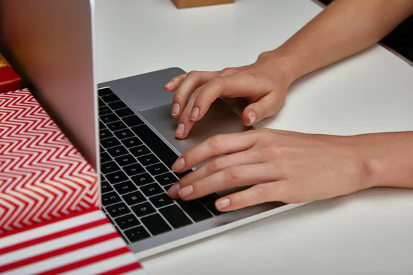 Vista cortada das mãos da mulher digitando no teclado do laptop — Fotografia de Stock