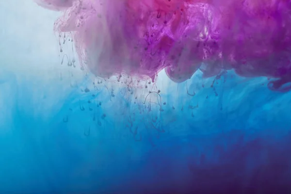Texture abstraite avec des tourbillons de peinture mélangeant violet et bleu — Photo de stock