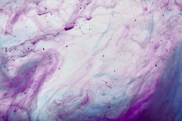 Design abstrait avec des tourbillons de peinture mélangeant violet et bleu — Photo de stock