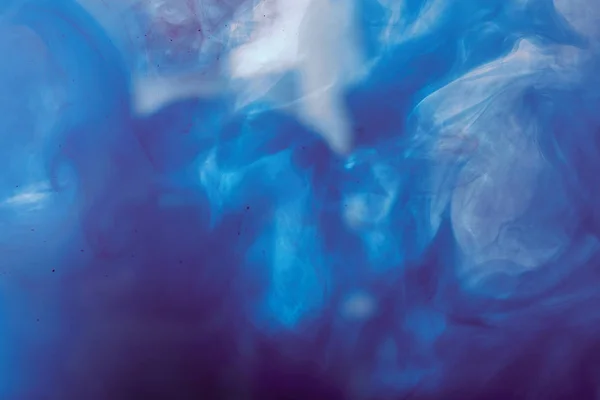 Resumo fundo com roxo e azul misturando redemoinhos de tinta — Fotografia de Stock