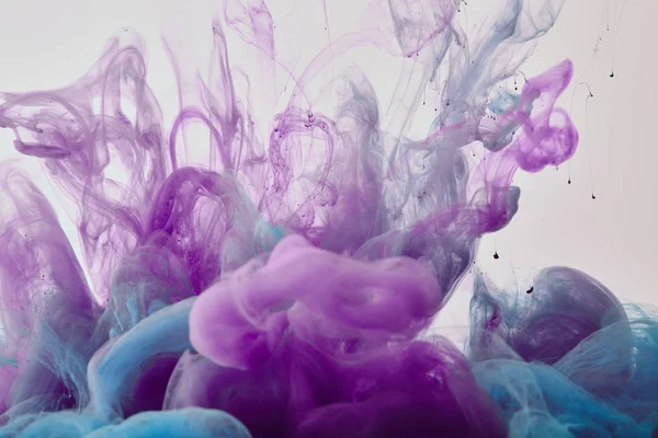 Texture artistique avec des tourbillons de peinture violets et bleus — Photo de stock