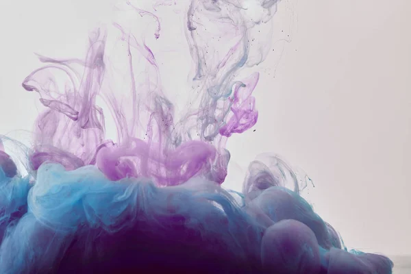 Fond artistique avec des tourbillons violets et bleus de peinture — Photo de stock