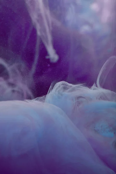 Фон з абстрактними фіолетовими і синіми кучерями фарби — стокове фото