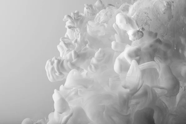 Абстрактный белый всплеск краски на белом фоне — стоковое фото