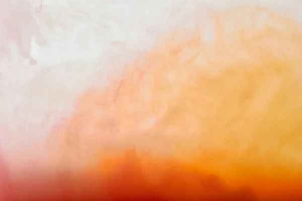 Texture abstraite avec des tourbillons de peinture blanche et orange — Photo de stock