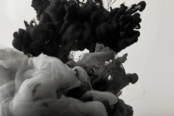 Fond noir et blanc avec mélange éclaboussures de peinture — Photo de stock