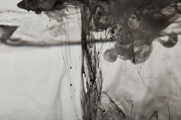Абстрактный дымный фон с брызгами черной краски — стоковое фото