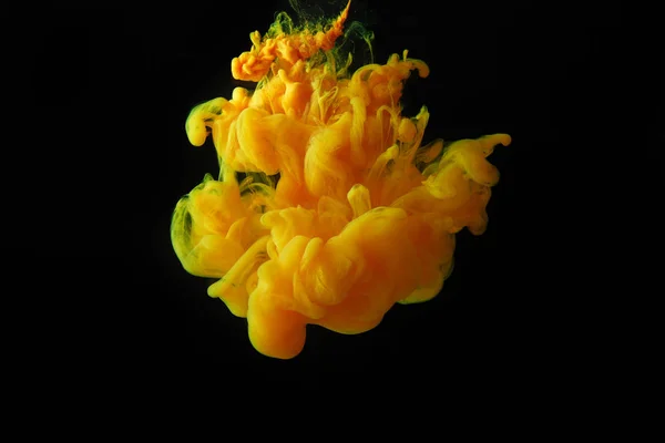 Fondo oscuro abstracto con salpicadura naranja de pintura - foto de stock
