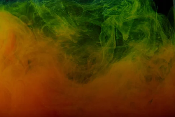 Textura oscura con abstractos remolinos verdes y naranjas de pintura - foto de stock