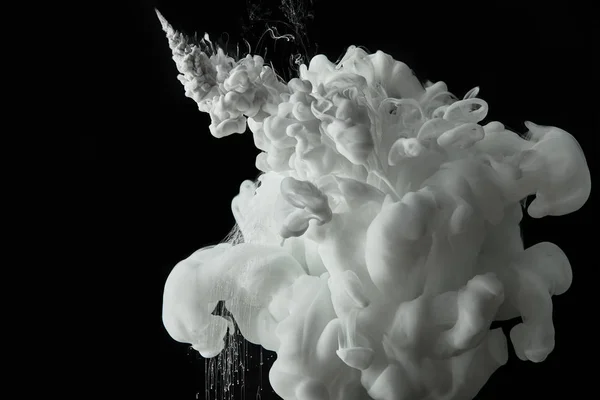 Белая краска брызги в воде на черной текстуре — стоковое фото