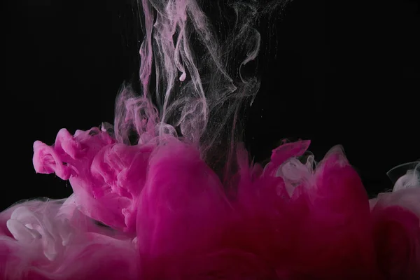 Черный фон с розовым всплеском краски — стоковое фото