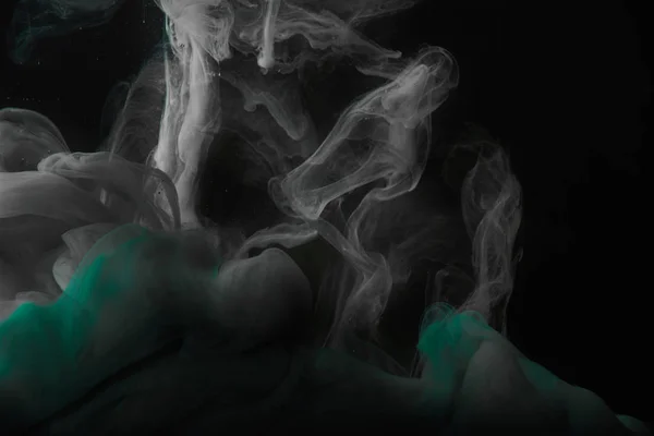 Fondo oscuro con remolinos verdes y grises de pintura - foto de stock