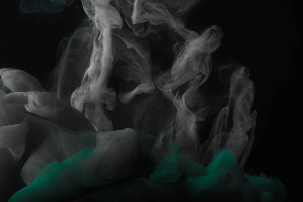 Fondo oscuro abstracto con remolinos verdes y grises de pintura - foto de stock