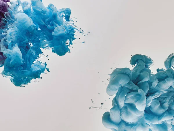 Голубые пятна краски на белом фоне — стоковое фото