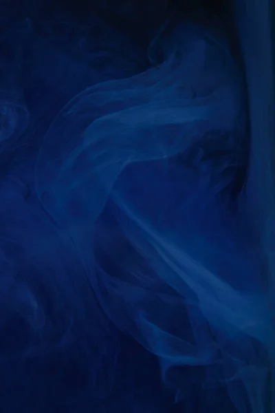 Textura oscura abstracta con remolinos azules de pintura - foto de stock