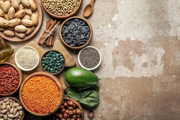 Vista dall'alto di superalimenti, legumi e ingredienti sani su sfondo rustico con spazio per copiare — Foto stock