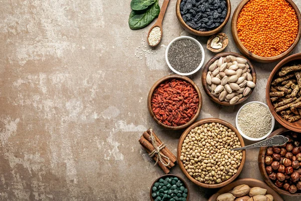 Vista superior de superalimentos, legumes e ingredientes saudáveis em fundo rústico com espaço de cópia — Fotografia de Stock