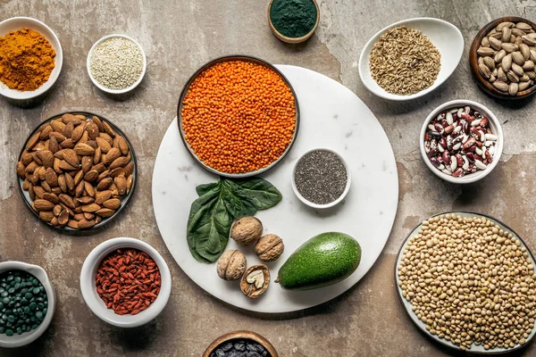 Flache Lage von Superfoods, Hülsenfrüchten, Nüssen und Avocado auf rustikalem Hintergrund — Stockfoto