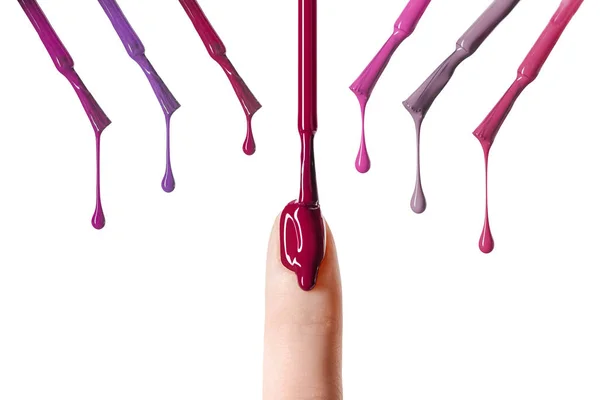 Gota desordenada de esmalte de uñas rosa goteando en uñas aisladas en blanco - foto de stock