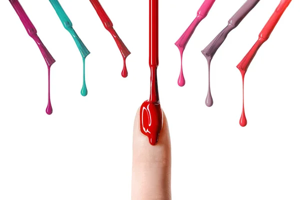 Goutte désordonnée de vernis rouge goutte à goutte sur ongle isolé sur blanc — Photo de stock