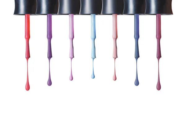 Pinceaux avec vernis à ongles multicolore dégoulinant isolé sur blanc — Photo de stock