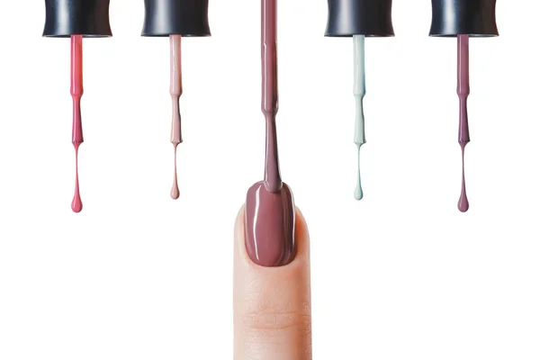 Vernis à ongles brun sur l'ongle de la femme avec brosse humide isolé sur blanc — Photo de stock