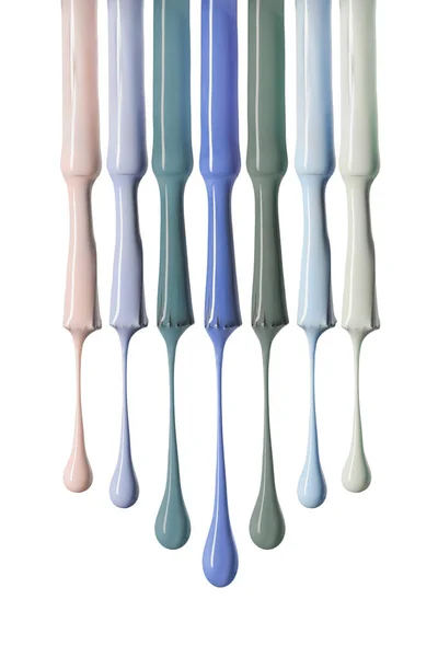 Esmalte de uñas goteando en cepillos con variación de colores aislados en blanco - foto de stock
