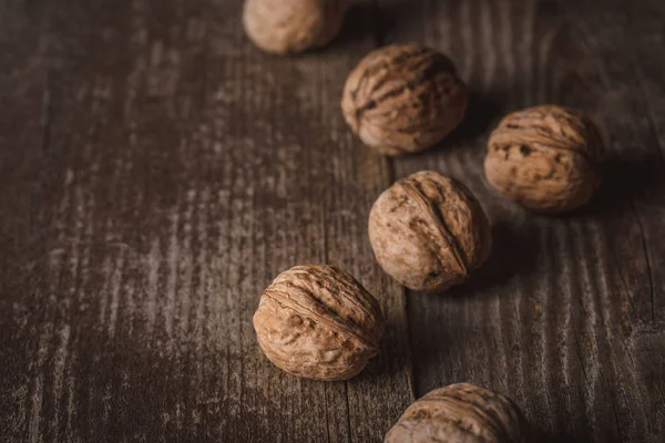 Крупним планом вид з волоських горіхів на дерев'яній поверхні — стокове фото