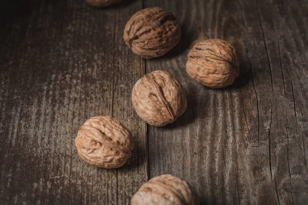 Vista de cerca de las sabrosas nueces en la superficie de madera - foto de stock