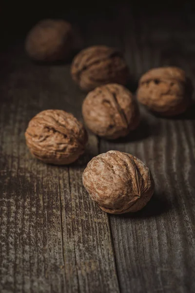 Vista de cerca de las nueces sobre fondo de madera - foto de stock