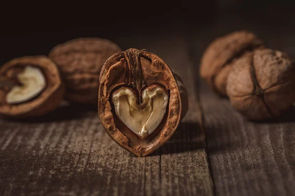Vista de cerca de las nueces naturales en la mesa de madera - foto de stock