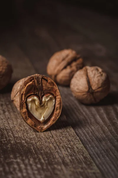 Vista de cerca de las nueces naturales en la mesa de madera - foto de stock