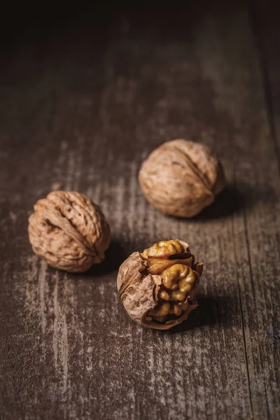 Вид на натуральные грецкие орехи на деревянной столешнице — стоковое фото