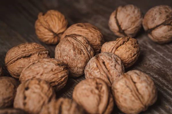 Vista de cerca de las nueces en la mesa de madera - foto de stock